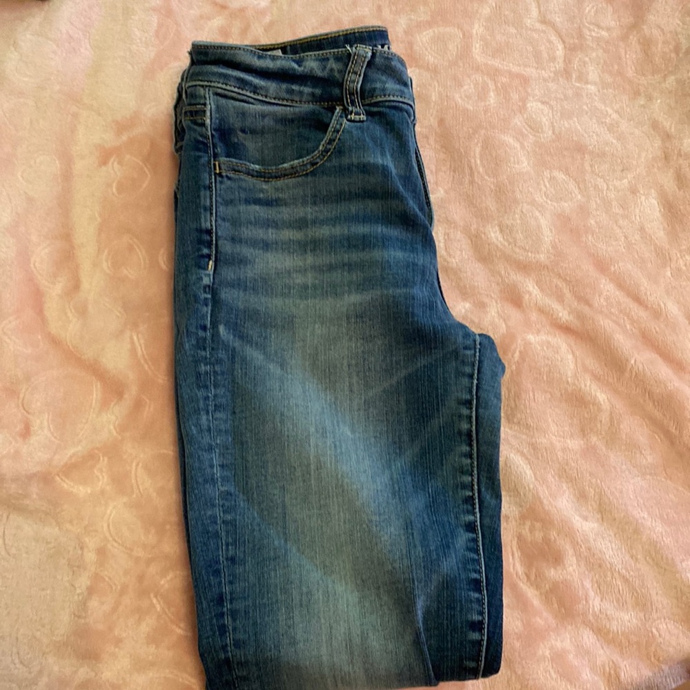 AMERICAN EAGLE SUPER STRETCH JEANS.